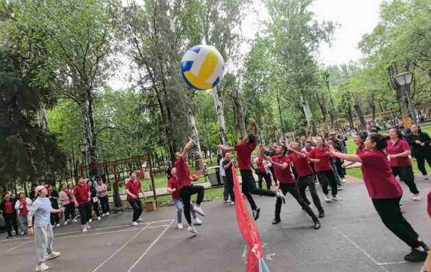 人在一起叫聚會，心在一起叫團隊，工作日全力以赴，嗨皮時熱情奔放！一起成長，一路向上，未來可期！